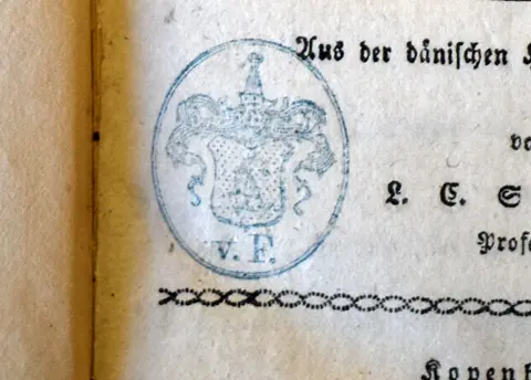 Besitzanzeigender Stempel auf dem Titelblatt eines alten Buches