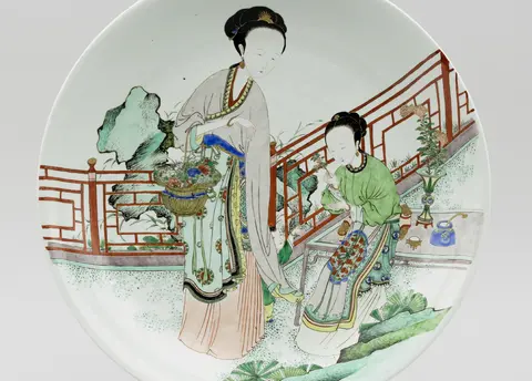 Dish with depiction of two ladies, China, Jingdezhen, c. 1700, porcelain, overglaze colour, h. 7,9 cm, diam. 52,2 cm, © Porzellansammlung, Staatliche Kunstsammlungen Dresden, PO 3047, photo: Adrian Sauer.