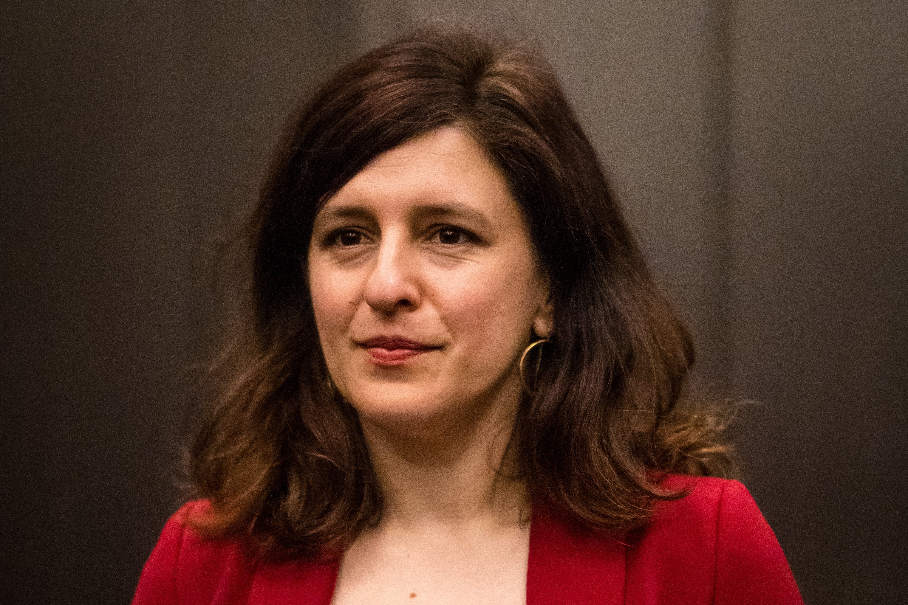 Porträt einer jungen Frau vor dunklem Hintergrund