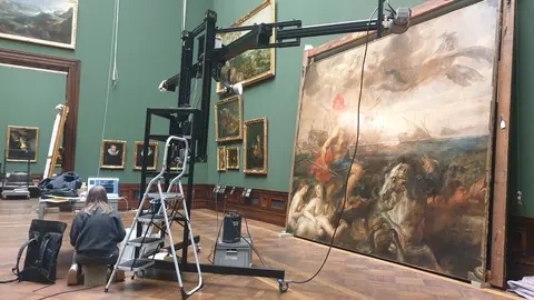 eine Art Röntgengerät untersucht ein historisches Gemälde