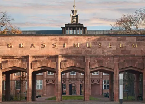 Schriftzug "Grassi Museum" auf einem großen Tor