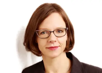 Porträt einer jungen Frau mit Brille